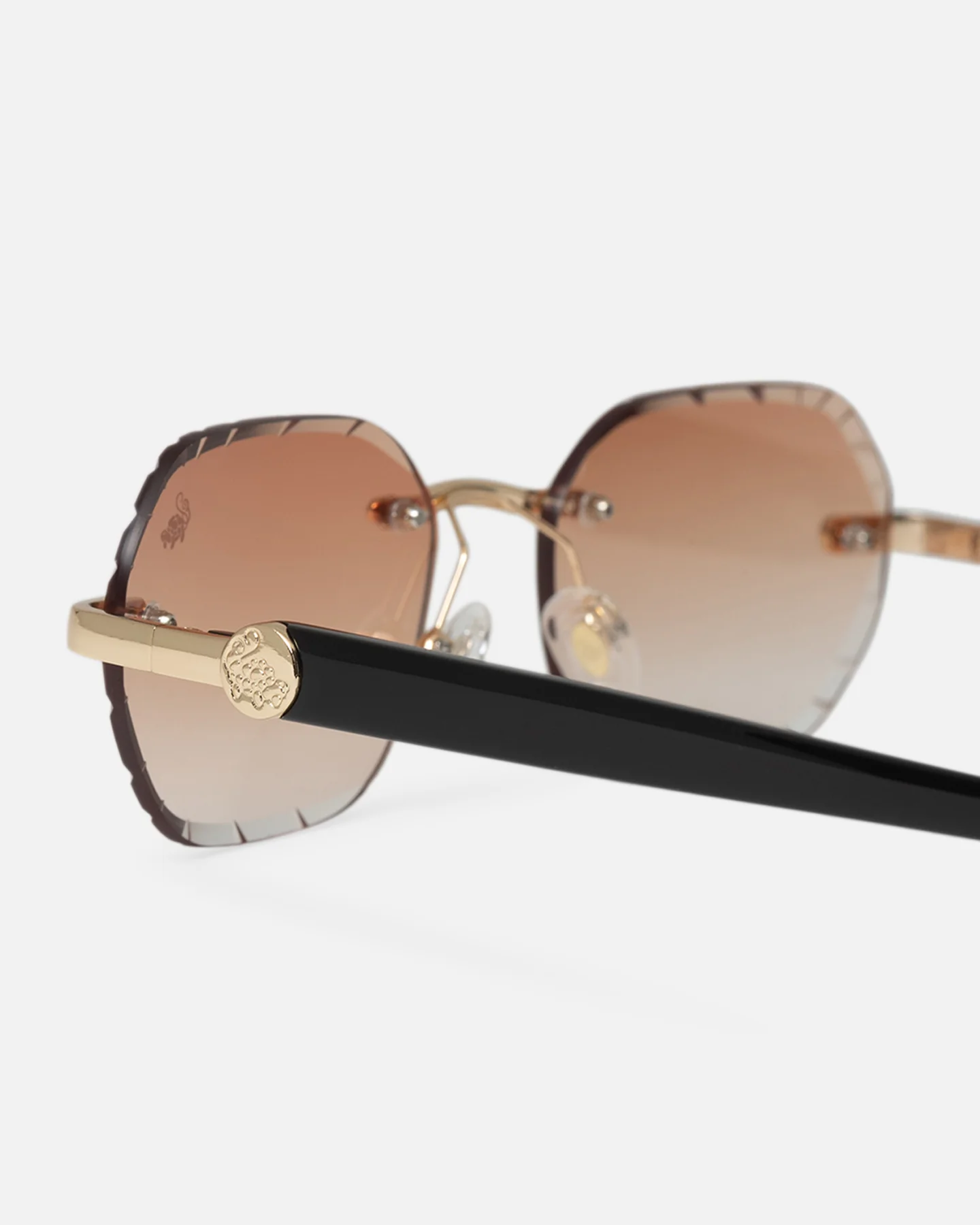 Belvoir & Co Willow Diamond Cut Sunglasses Tea/Black - Image 5