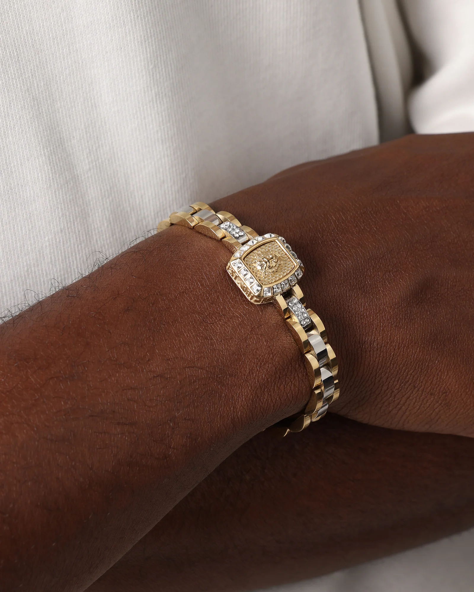 Guess Mainline 16mm Lion Crystal Bracelet Gold - Image 4