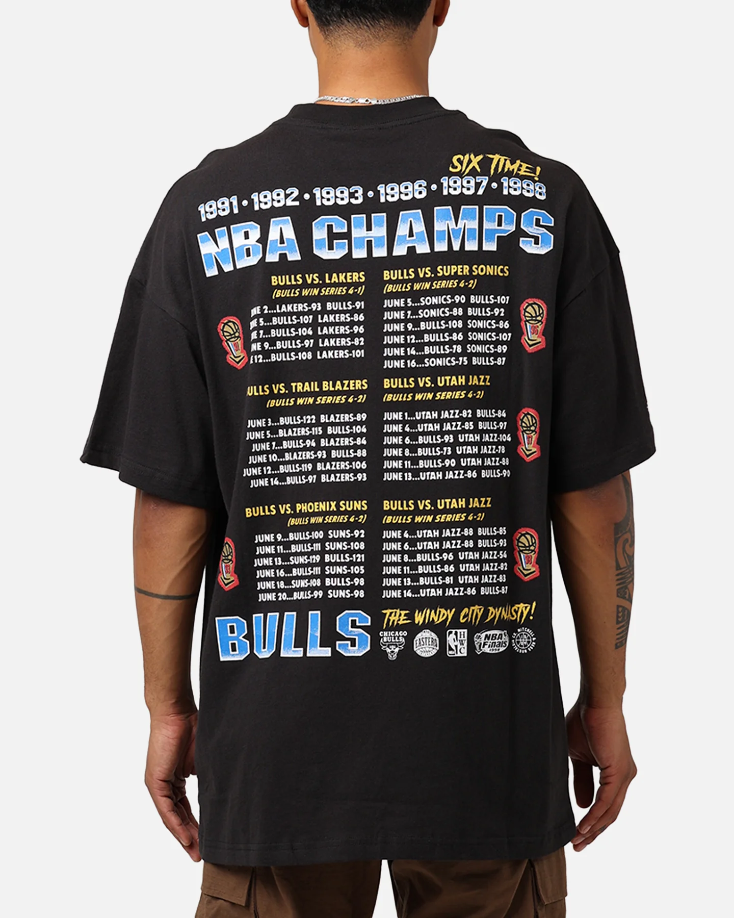 Mitchell & Ness Chicago Bulls Six Time T-Shirt Black - Image 2