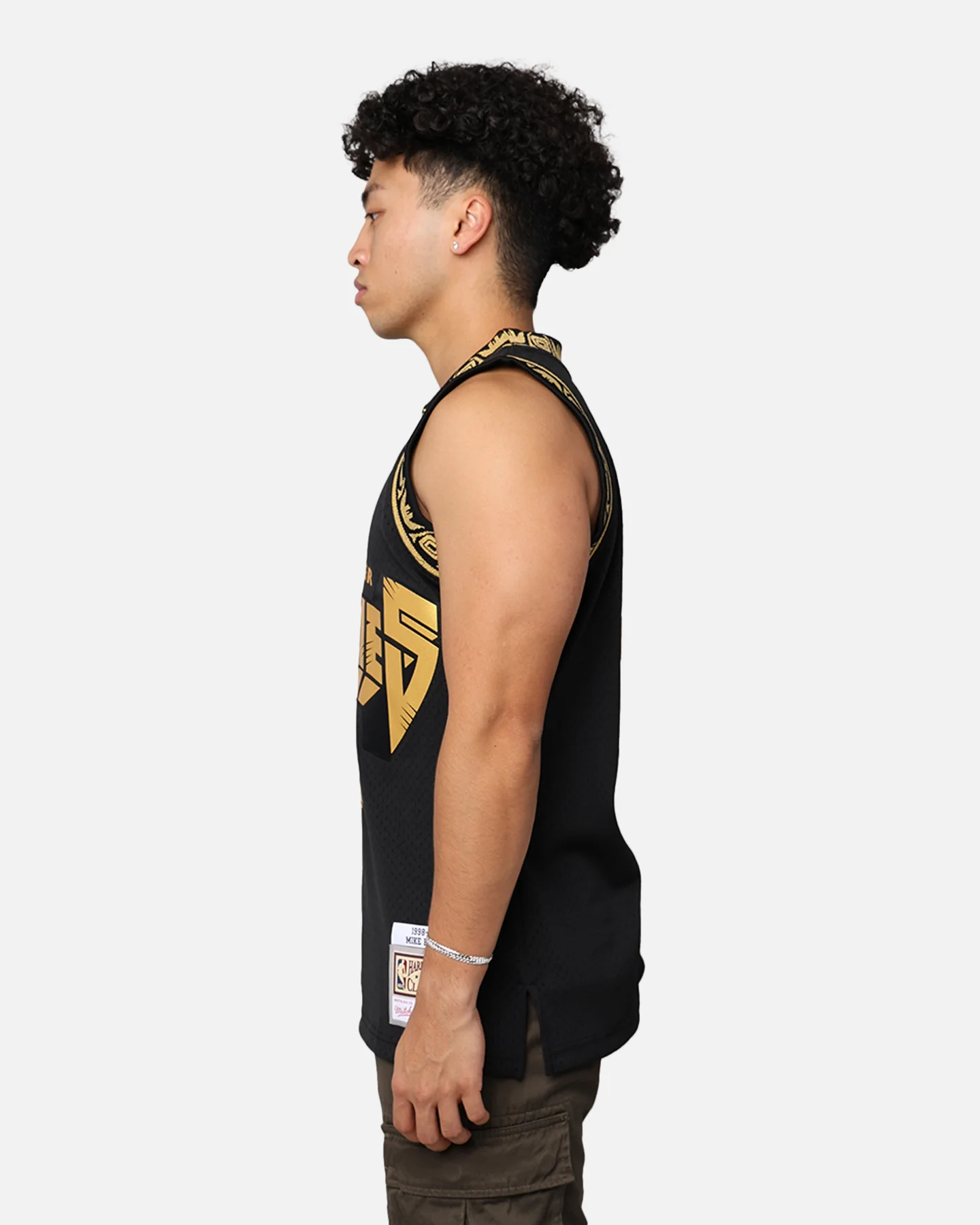 Mitchell & Ness Memphis Grizzlies Mike Bibby '98-99 Swingman Jersey Black/Gold - Image 7