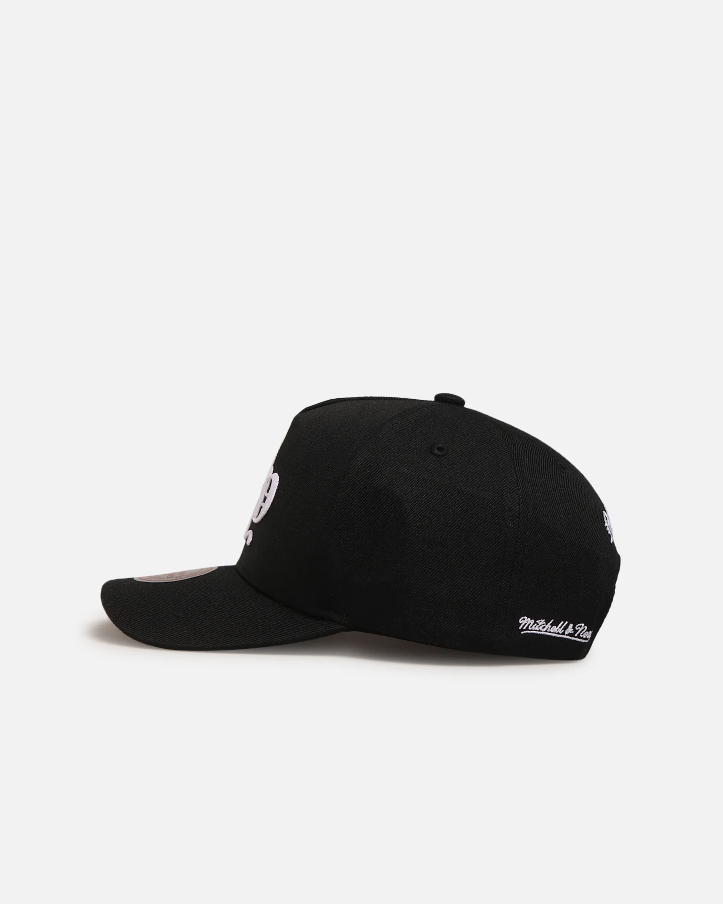Mitchell & Ness New York Knicks 'Gothic Letter' Pro Pinch Snapback Black - Image 4
