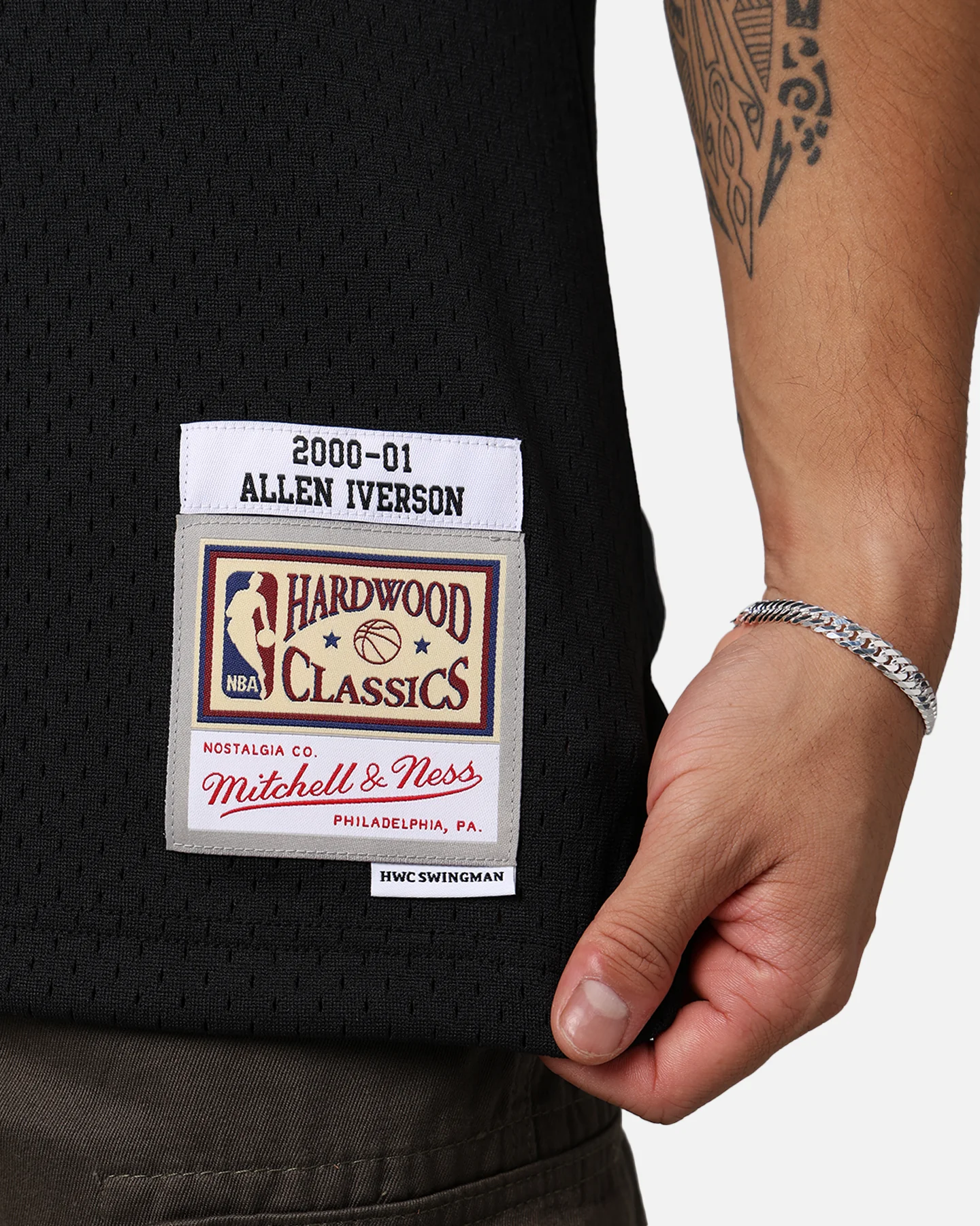 Mitchell & Ness Philadelphia 76ers Allen Iverson '00-01 Swingman Jersey Black/Gold - Image 10