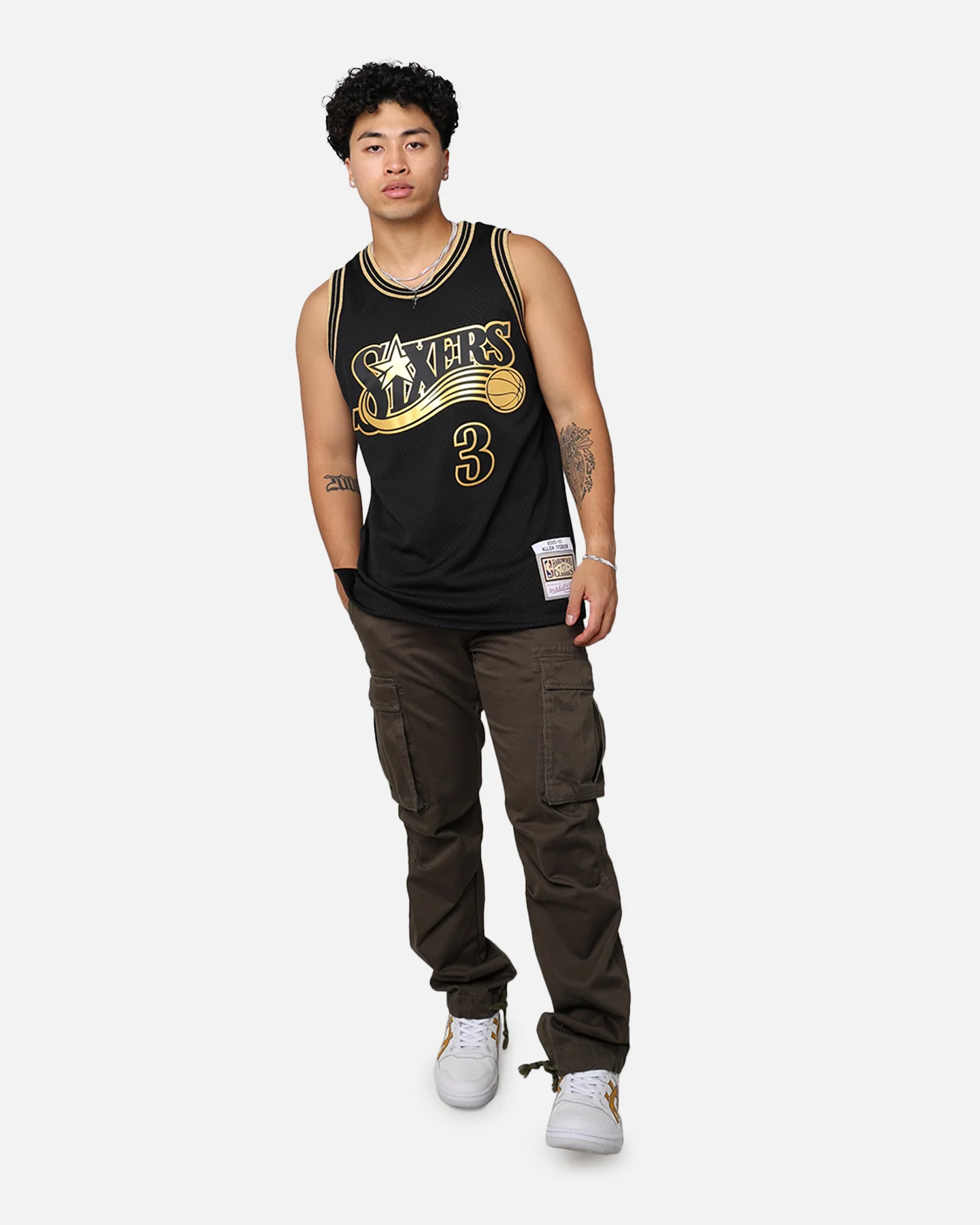 Mitchell & Ness Philadelphia 76ers Allen Iverson '00-01 Swingman Jersey Black/Gold - Image 3