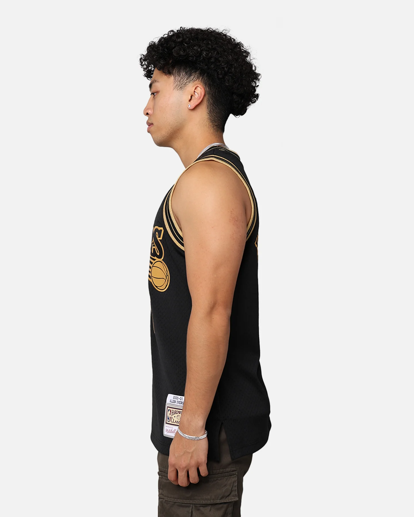 Mitchell & Ness Philadelphia 76ers Allen Iverson '00-01 Swingman Jersey Black/Gold - Image 7