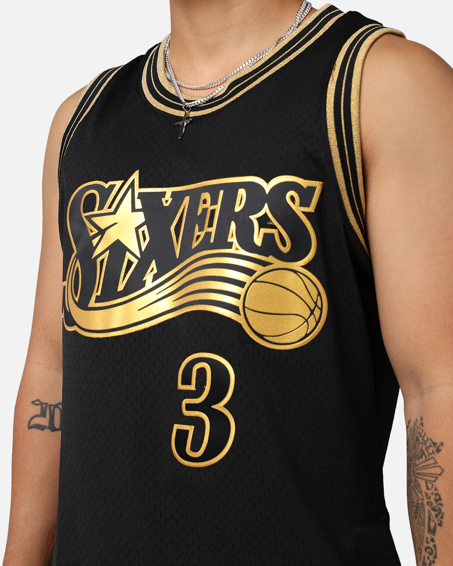 Mitchell & Ness Philadelphia 76ers Allen Iverson '00-01 Swingman Jersey Black/Gold - Image 9