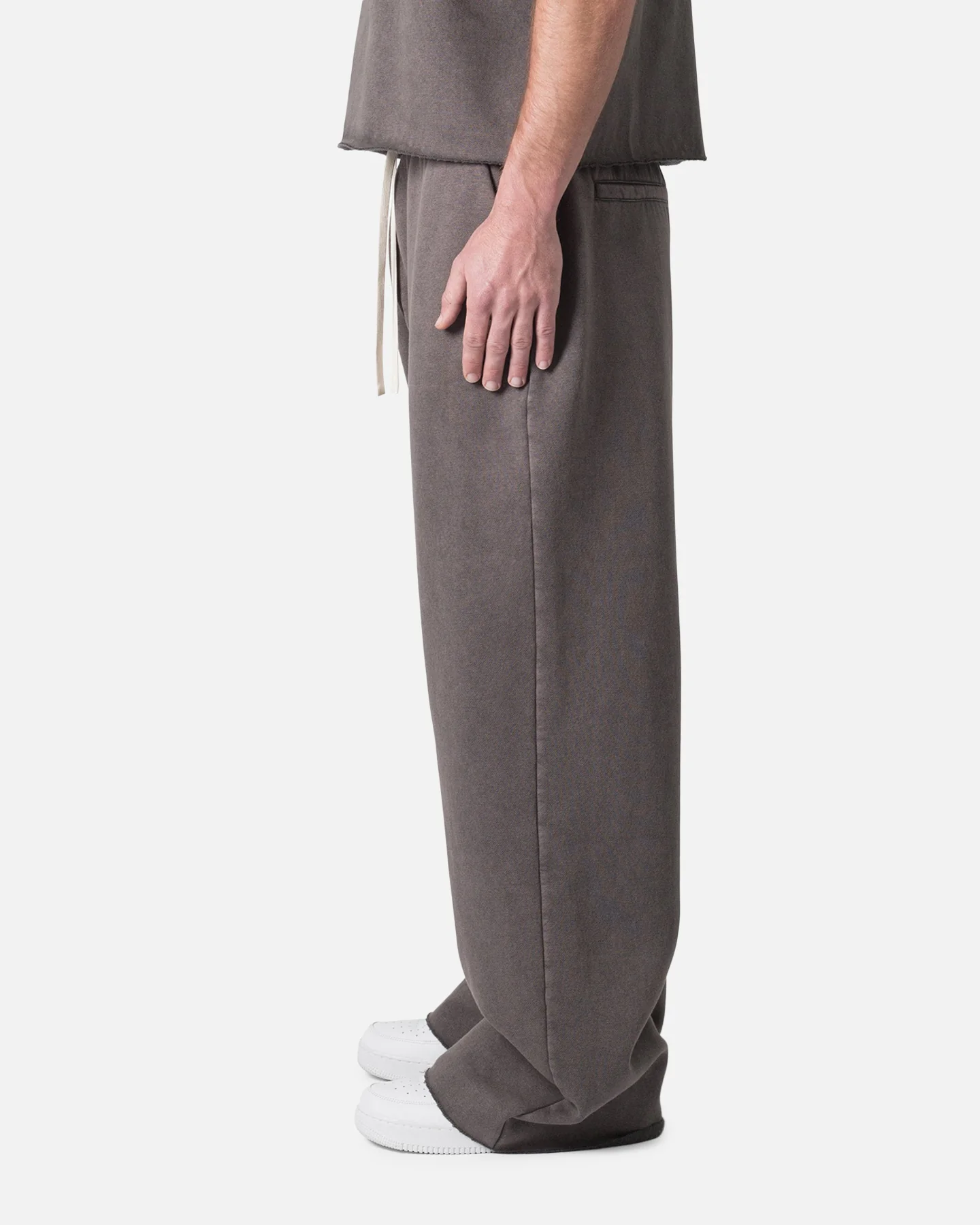 MNML Washed Ultra Baggy Sweatpants Washed Black - Image 4