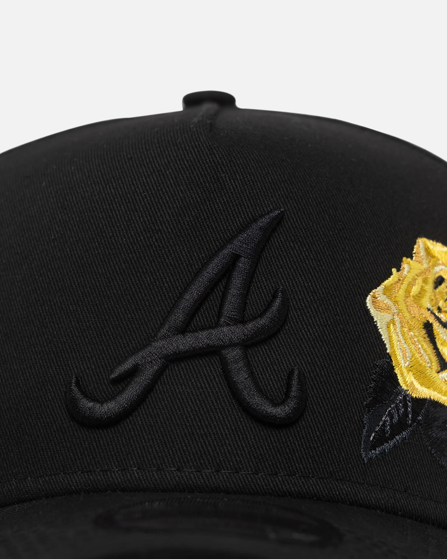 New Era Atlanta Braves 'Gold Rose Embroidery' 9FORTY A-Frame Snapback Black/Gold - Image 5