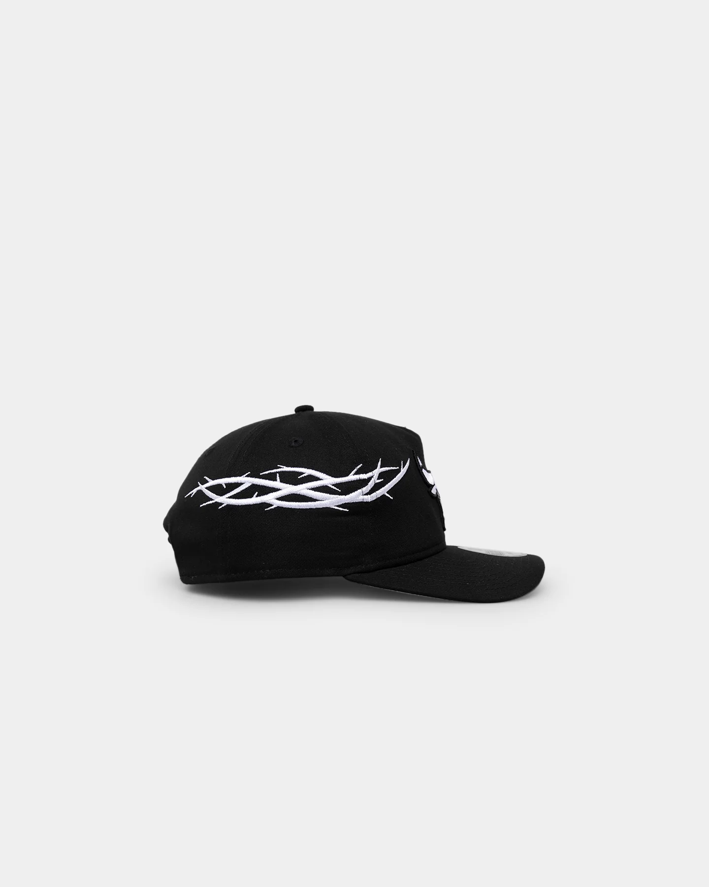 New Era Chicago Bulls 'Twisted Thorns' Golfer Pre-Curved Snapback Black - Image 3