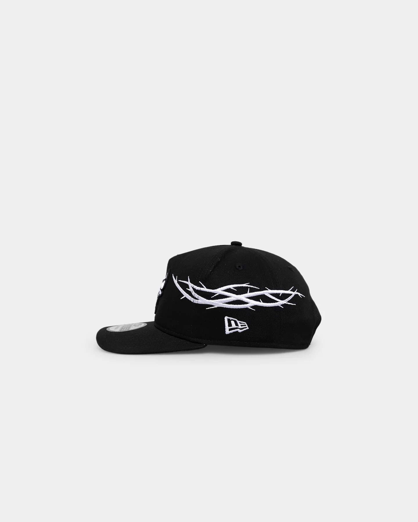 New Era Chicago Bulls 'Twisted Thorns' Golfer Pre-Curved Snapback Black - Image 4