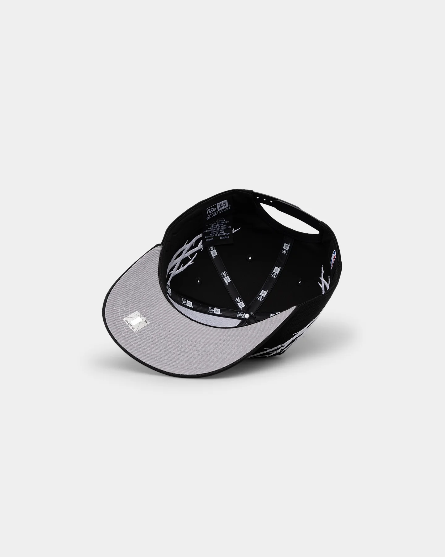 New Era Chicago Bulls 'Twisted Thorns' Golfer Pre-Curved Snapback Black - Image 6