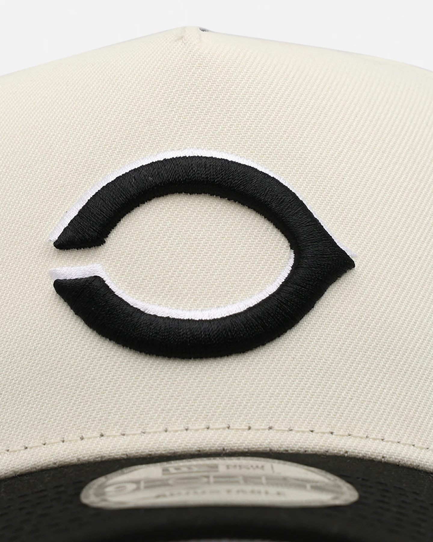 New Era Cincinnati Reds 'Chrome Upside Down Logo' 9FORTY A-Frame Snapback Chrome/Black - Image 5