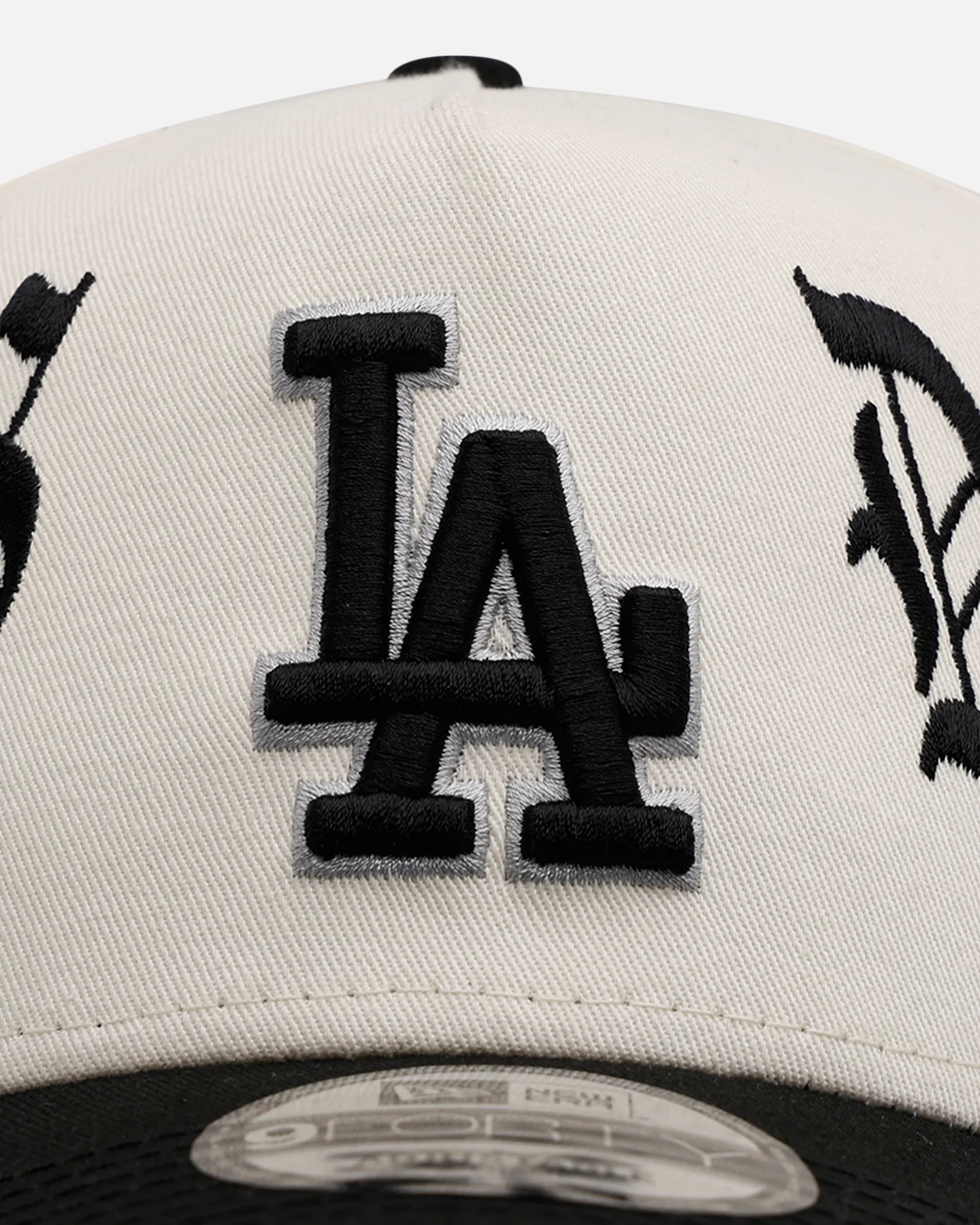 New Era Los Angeles Dodgers 'Gothic Script Two Tone' 9FORTY A-Frame Snapback Chrome/Black - Image 5