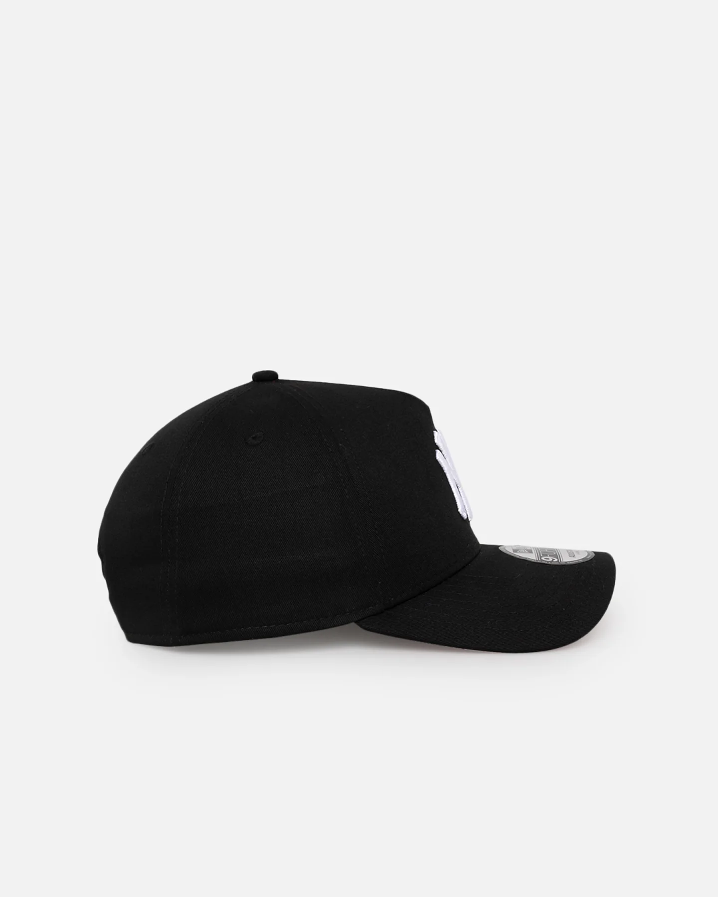 New Era New York Yankees 'Pink Satin Hearts' 9FORTY A-Frame Snapback Black/White - Image 3