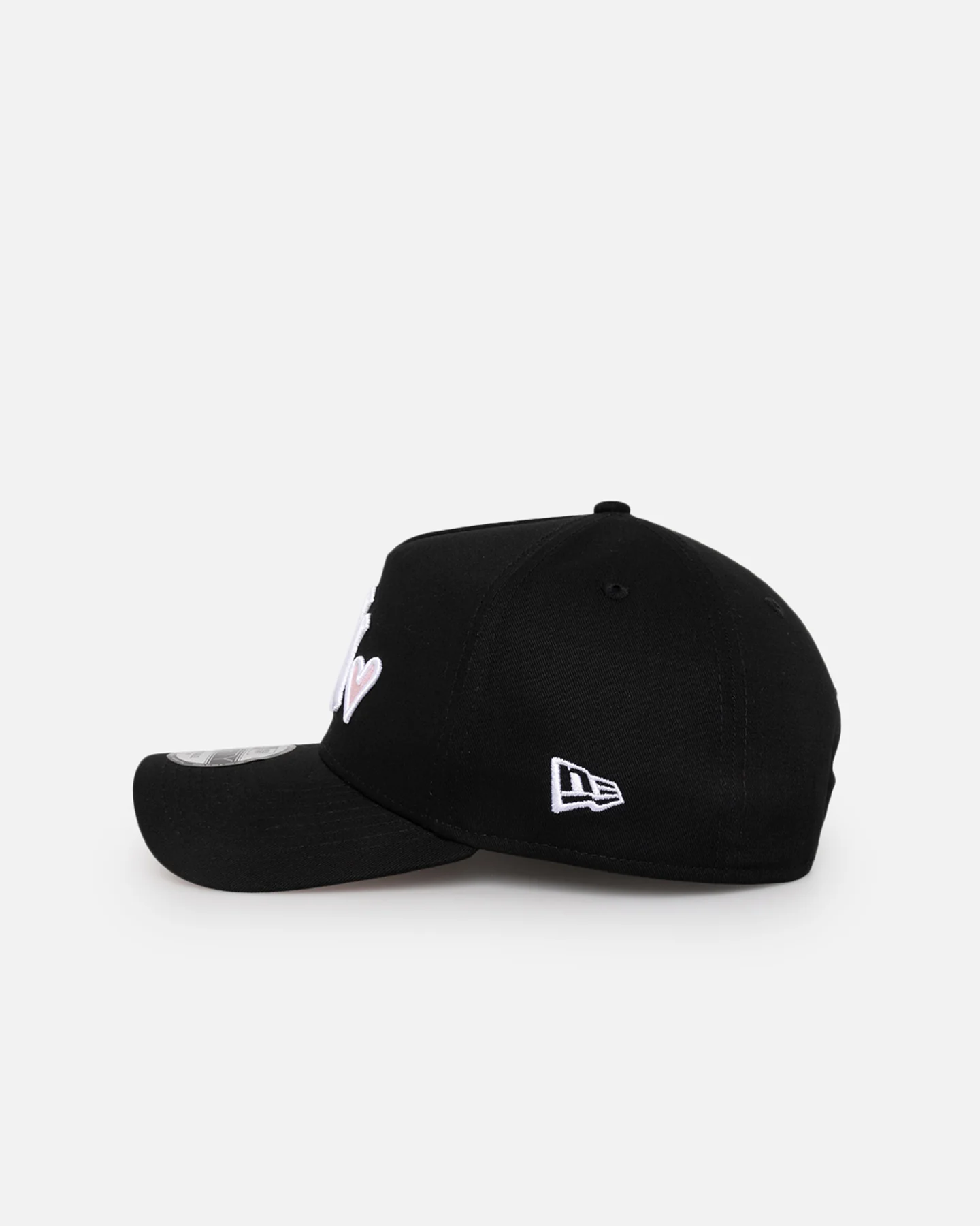 New Era New York Yankees 'Pink Satin Hearts' 9FORTY A-Frame Snapback Black/White - Image 4