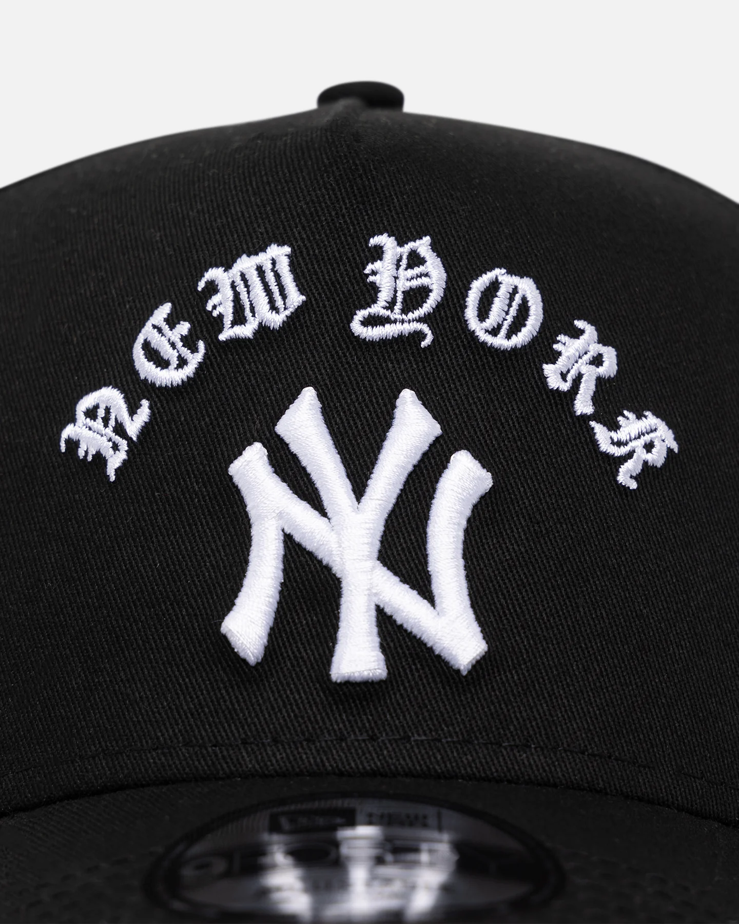 New Era New York Yankees 'Gothic Arch' 9FORTY A-Frame Snapback Black/White - Image 5