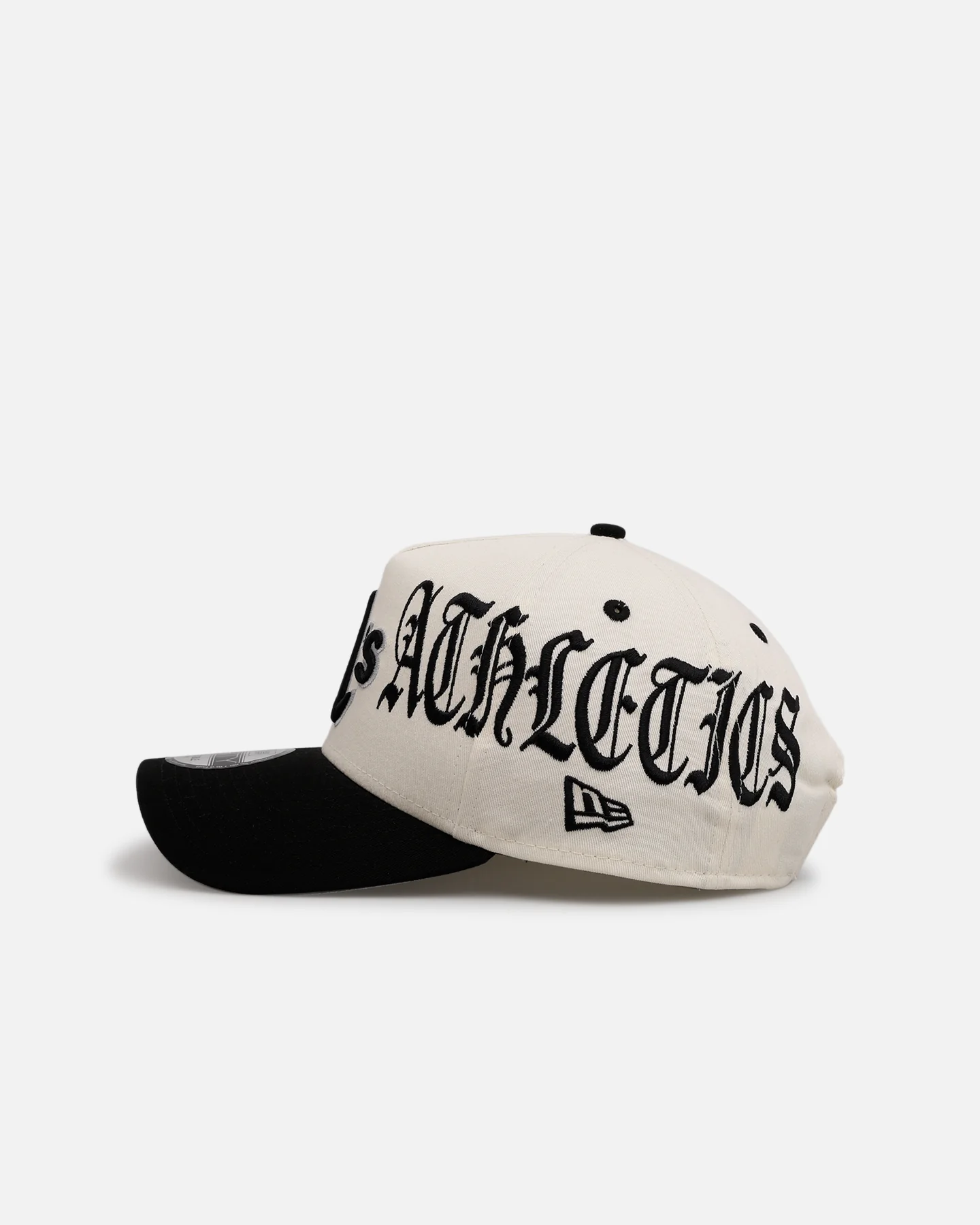 New Era Oakland Athletics 'Gothic Script Two Tone' 9FORTY A-Frame Snapback Chrome/Black - Image 4