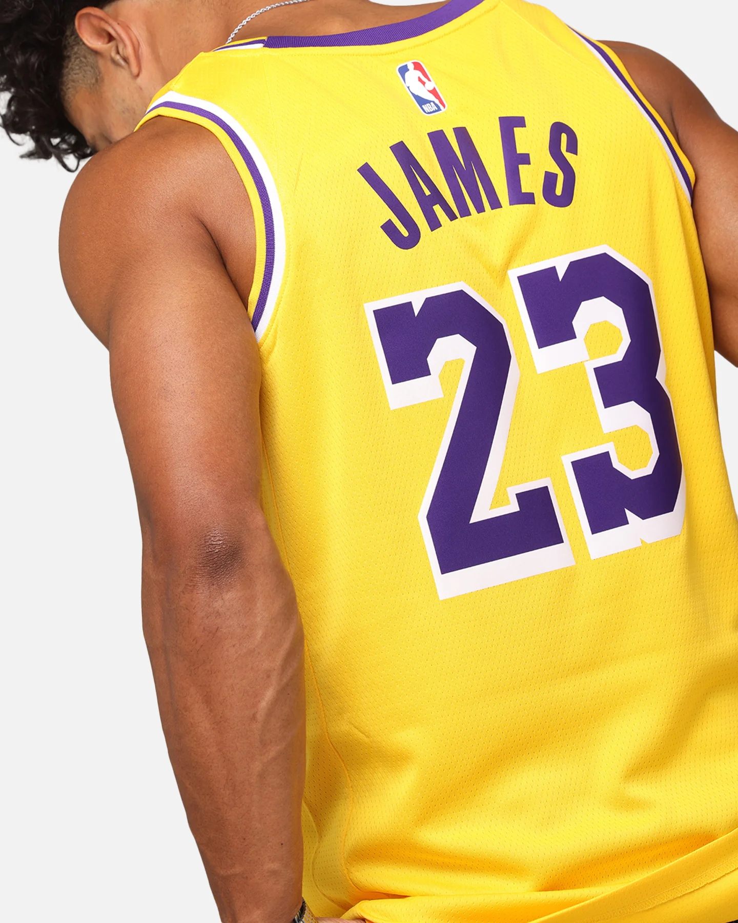 Nike Los Angeles Lakers Lebron James Dri-FIT Swingman Jersey Amarillo - Image 8