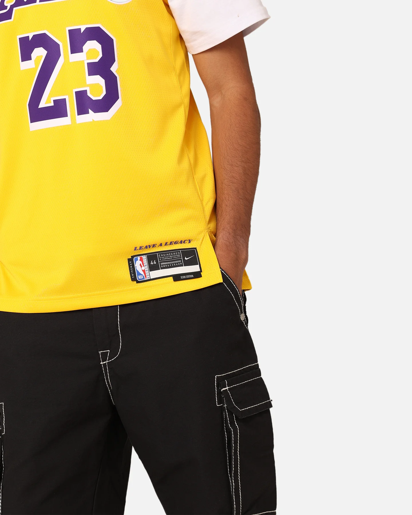 Nike Los Angeles Lakers Lebron James Dri-FIT Swingman Jersey Amarillo - Image 9