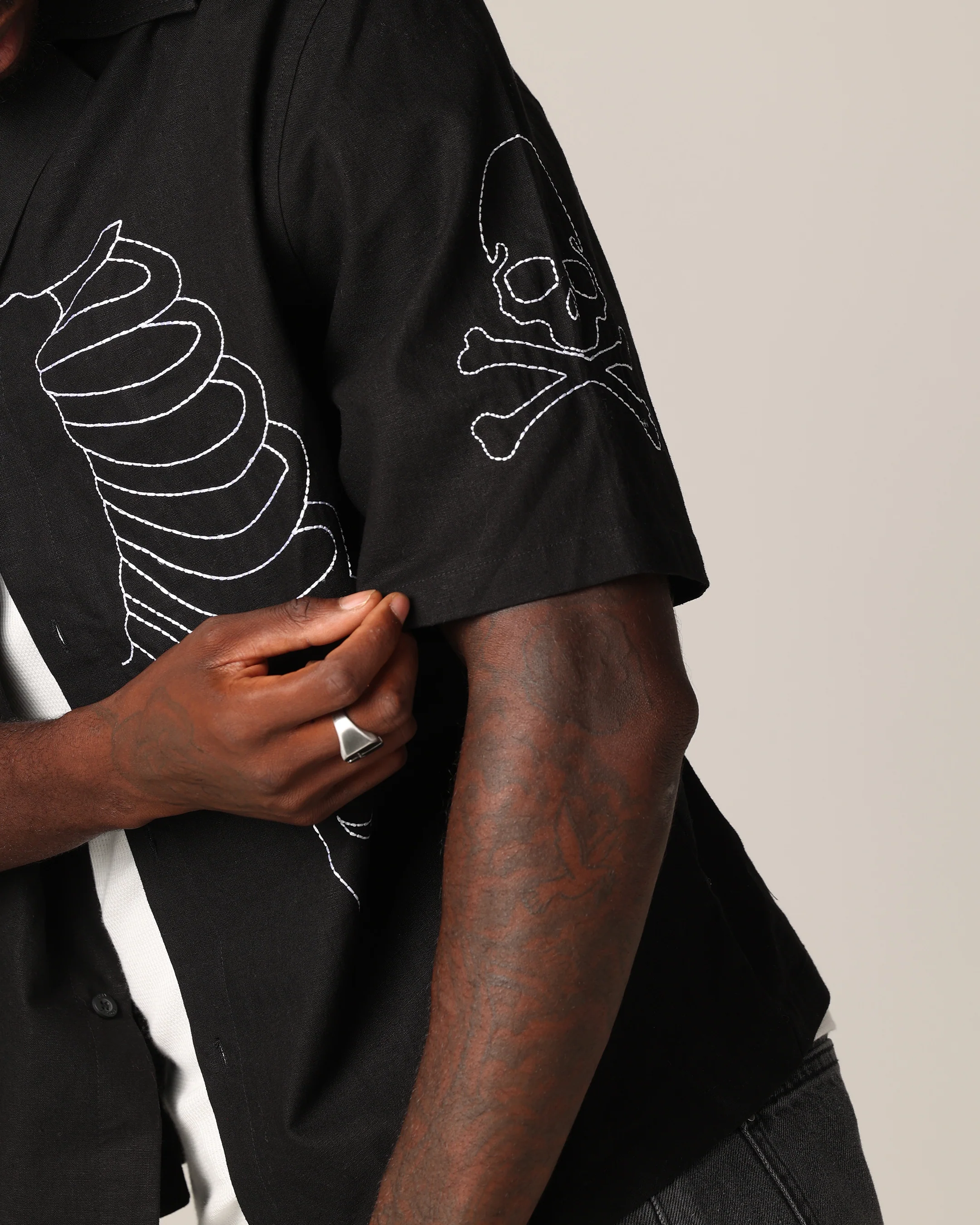 Saint Morta Lovely Bones Short Sleeve Linen Shirt Black - Image 8