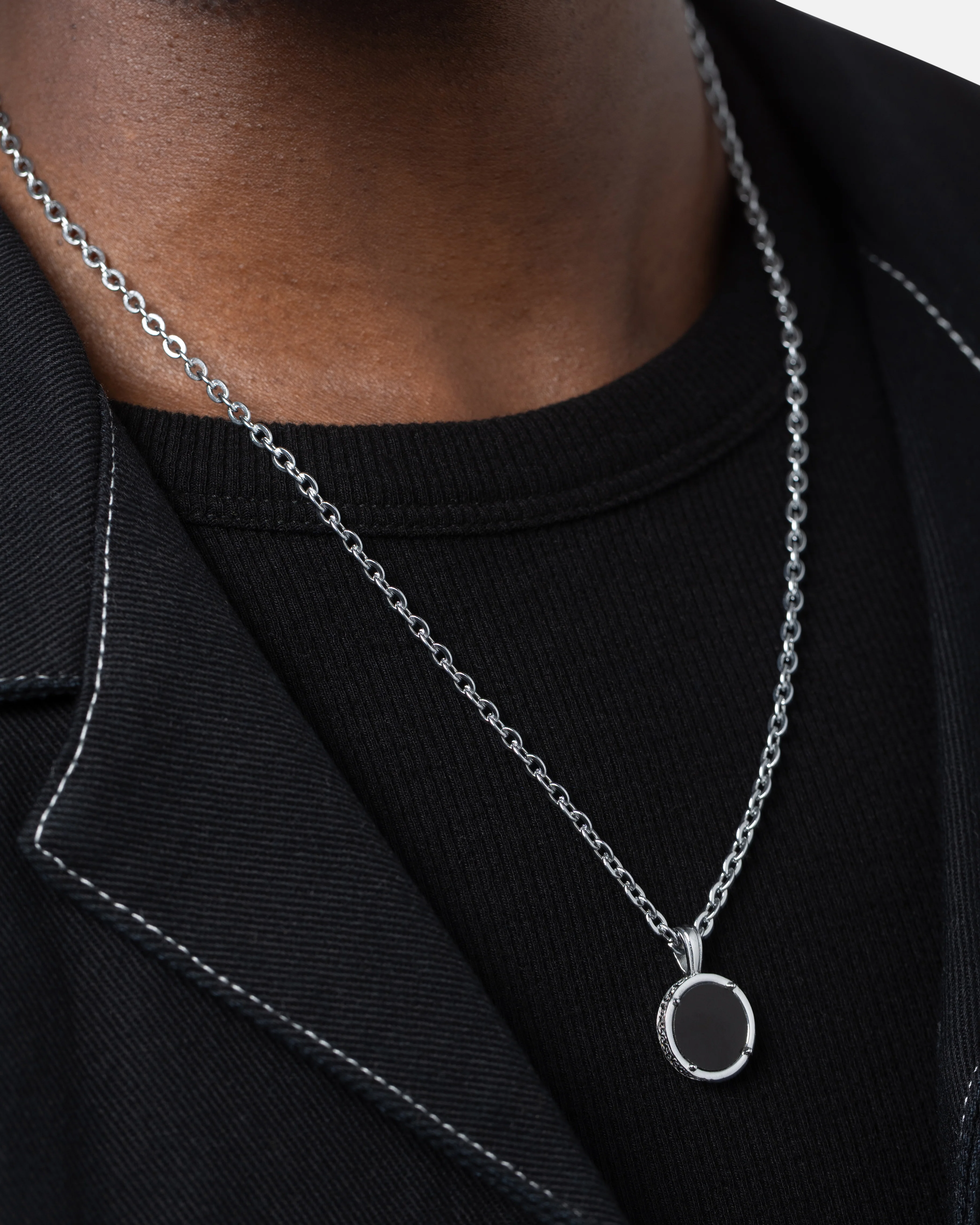 Saint Morta Onyx Round Pendant Chain White Gold - Image 2